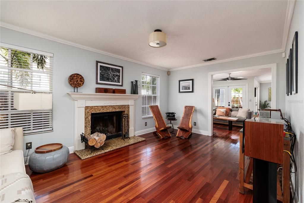 Под контрактом: $1,469,000 (4 спален, 2 ванн, 2304 Квадратных фут)