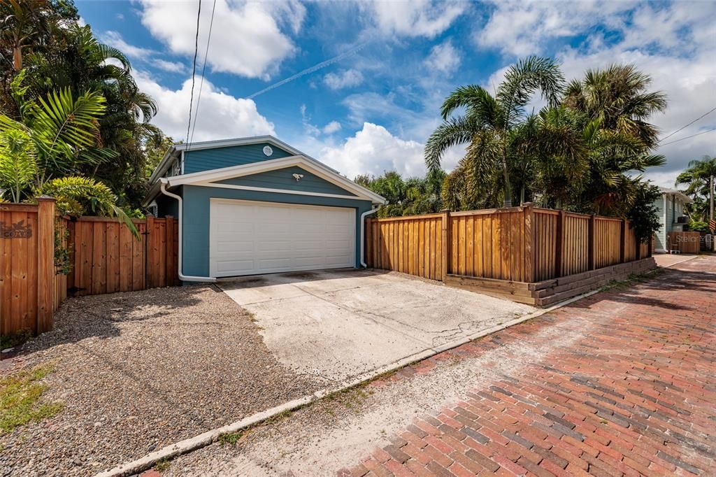 Под контрактом: $1,469,000 (4 спален, 2 ванн, 2304 Квадратных фут)