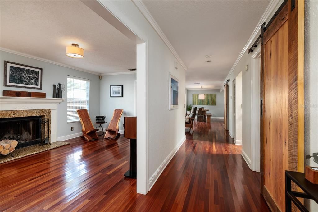 Под контрактом: $1,469,000 (4 спален, 2 ванн, 2304 Квадратных фут)