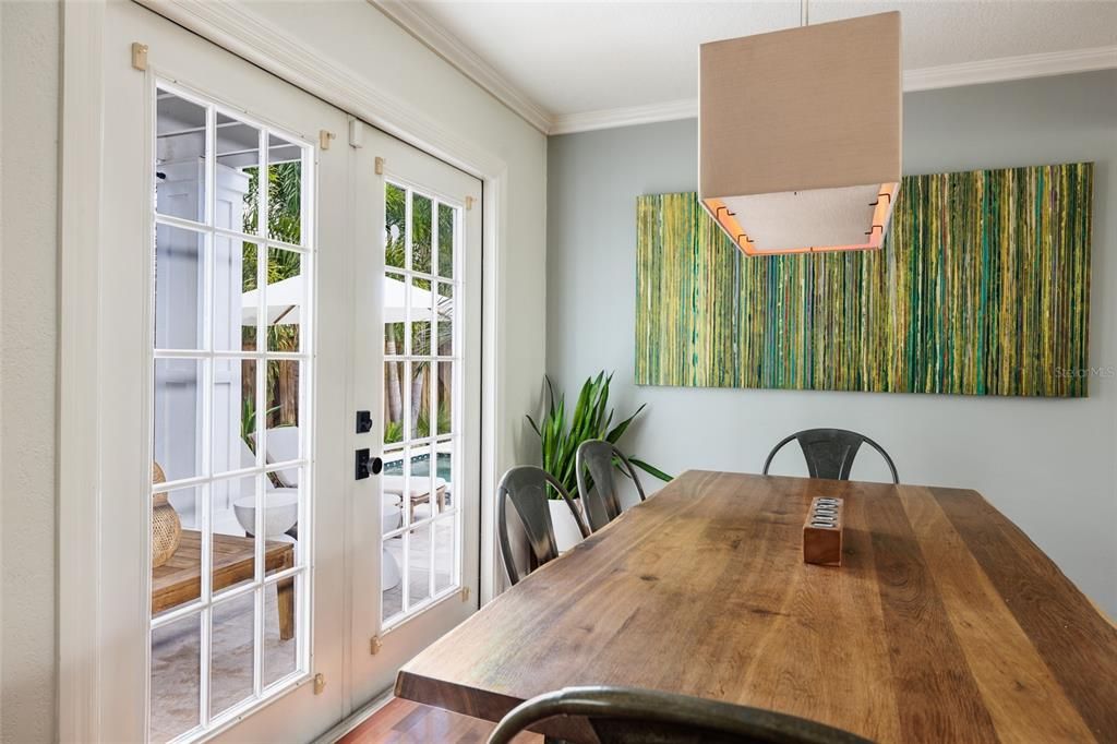 Под контрактом: $1,469,000 (4 спален, 2 ванн, 2304 Квадратных фут)