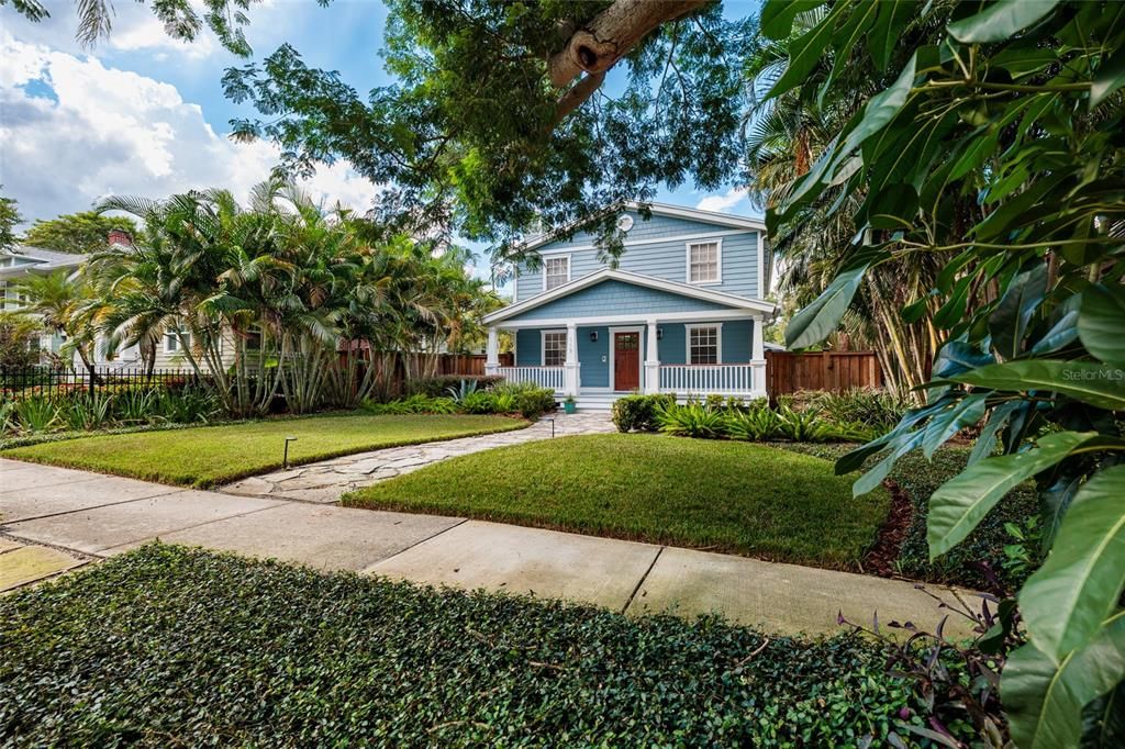 Под контрактом: $1,469,000 (4 спален, 2 ванн, 2304 Квадратных фут)