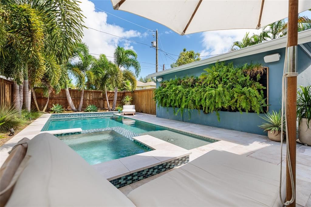 Под контрактом: $1,469,000 (4 спален, 2 ванн, 2304 Квадратных фут)