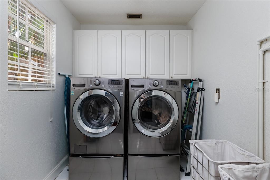 Под контрактом: $1,469,000 (4 спален, 2 ванн, 2304 Квадратных фут)