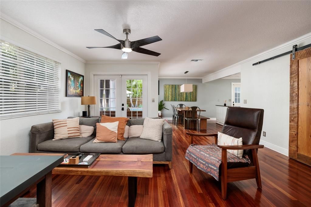 Под контрактом: $1,469,000 (4 спален, 2 ванн, 2304 Квадратных фут)