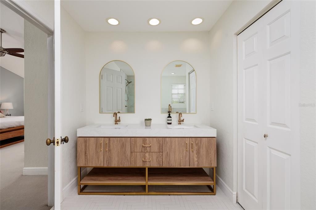 Под контрактом: $1,469,000 (4 спален, 2 ванн, 2304 Квадратных фут)