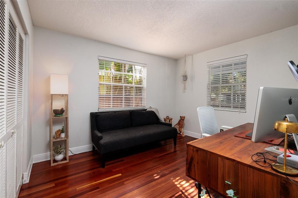 Под контрактом: $1,469,000 (4 спален, 2 ванн, 2304 Квадратных фут)