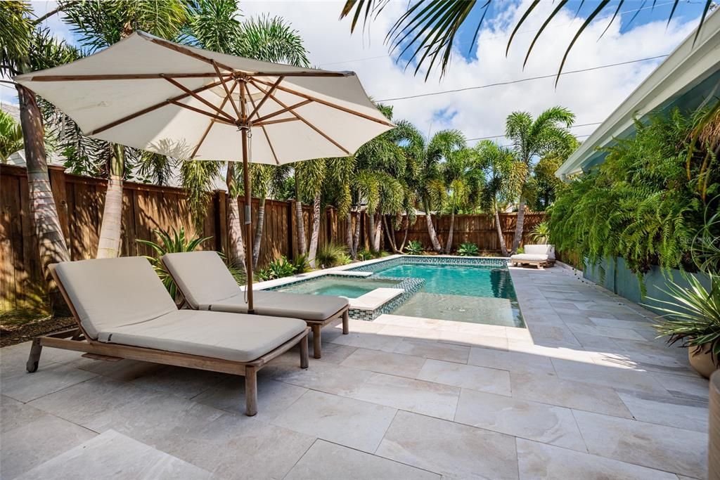 Под контрактом: $1,469,000 (4 спален, 2 ванн, 2304 Квадратных фут)