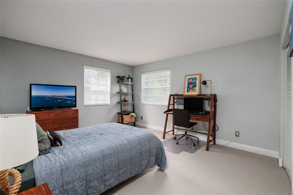 Под контрактом: $1,469,000 (4 спален, 2 ванн, 2304 Квадратных фут)