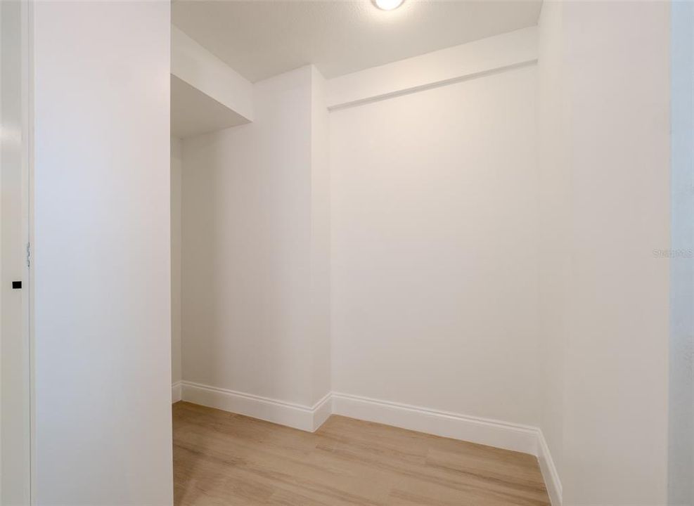 合同活跃: $360,000 (3 贝兹, 1 浴室, 924 平方英尺)