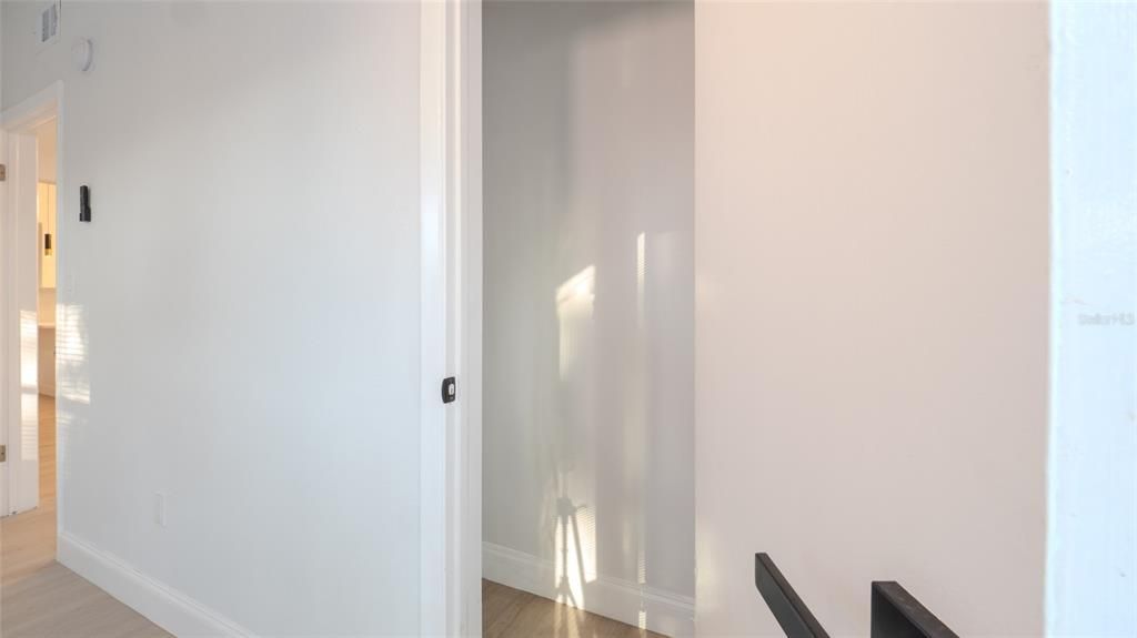 合同活跃: $360,000 (3 贝兹, 1 浴室, 924 平方英尺)