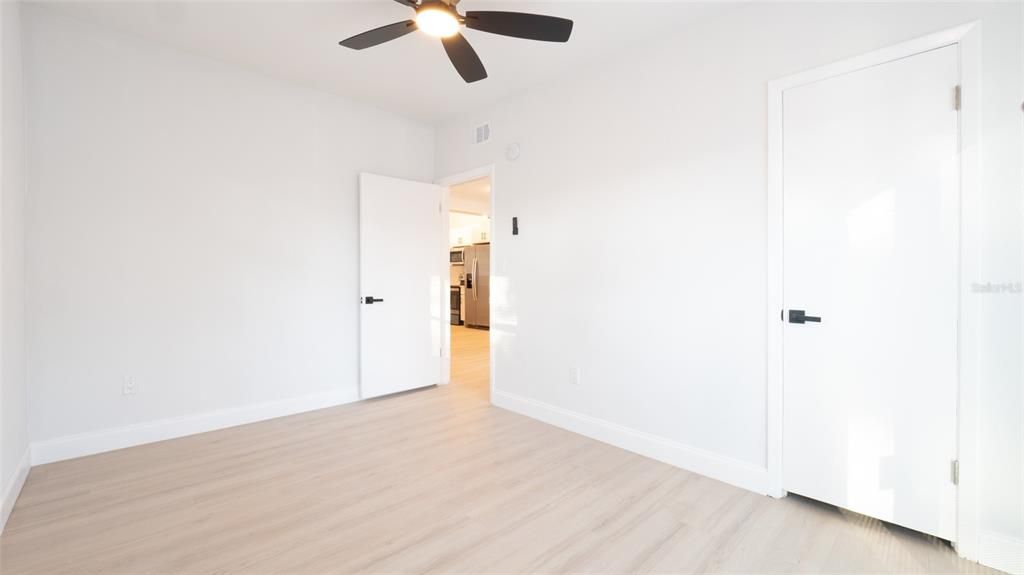 合同活跃: $360,000 (3 贝兹, 1 浴室, 924 平方英尺)