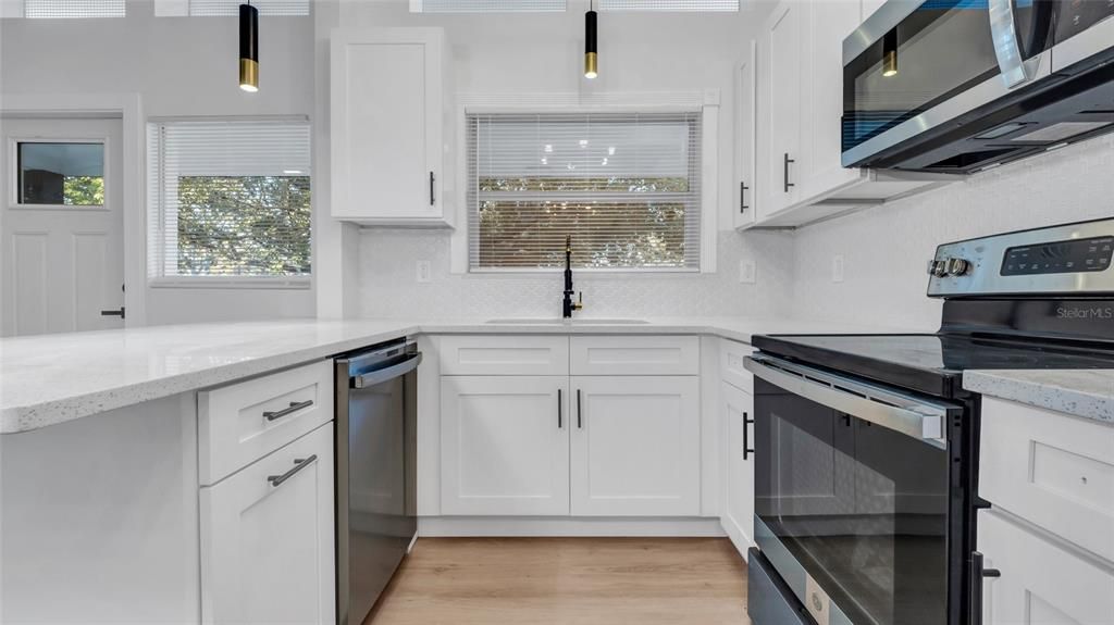 合同活跃: $360,000 (3 贝兹, 1 浴室, 924 平方英尺)