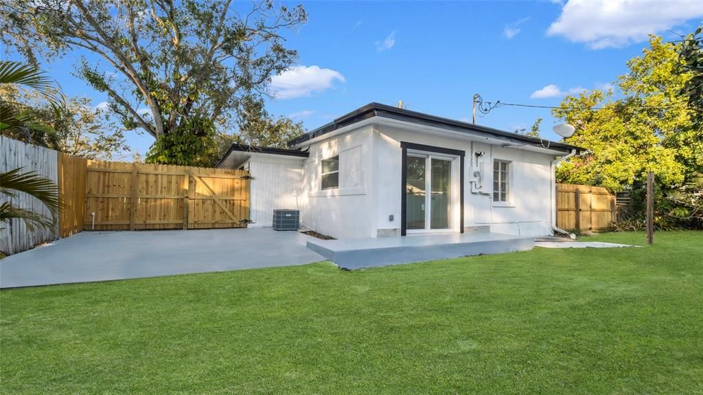 合同活跃: $360,000 (3 贝兹, 1 浴室, 924 平方英尺)