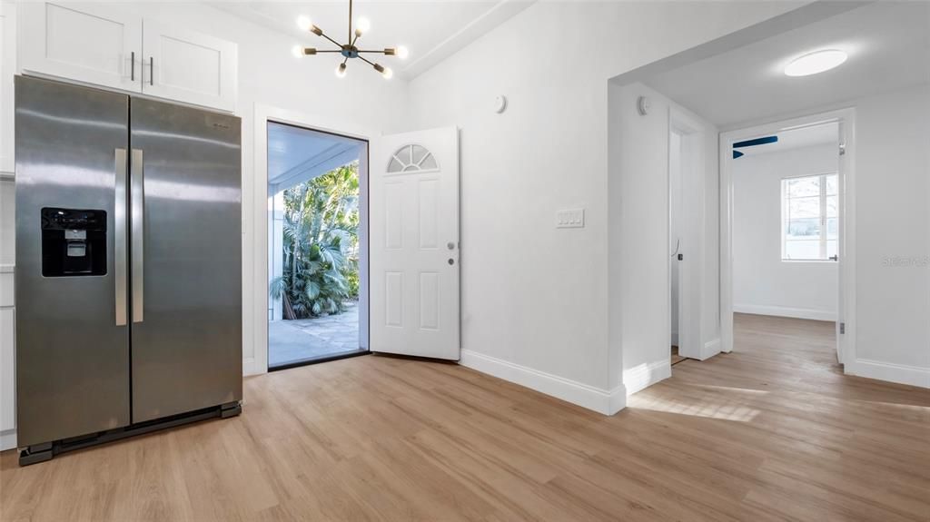 合同活跃: $360,000 (3 贝兹, 1 浴室, 924 平方英尺)