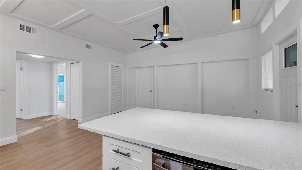 合同活跃: $360,000 (3 贝兹, 1 浴室, 924 平方英尺)