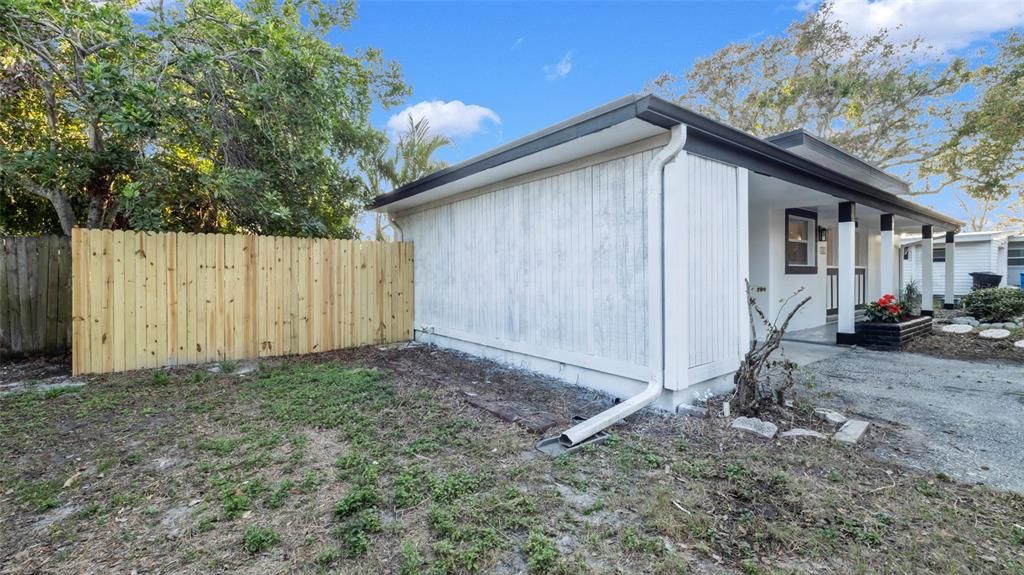 合同活跃: $360,000 (3 贝兹, 1 浴室, 924 平方英尺)