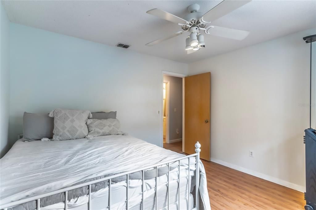 На продажу: $310,000 (2 спален, 2 ванн, 1190 Квадратных фут)