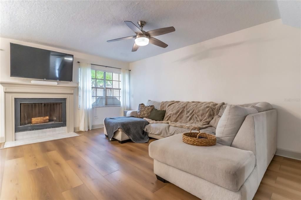 На продажу: $310,000 (2 спален, 2 ванн, 1190 Квадратных фут)