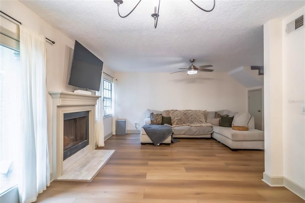 На продажу: $310,000 (2 спален, 2 ванн, 1190 Квадратных фут)