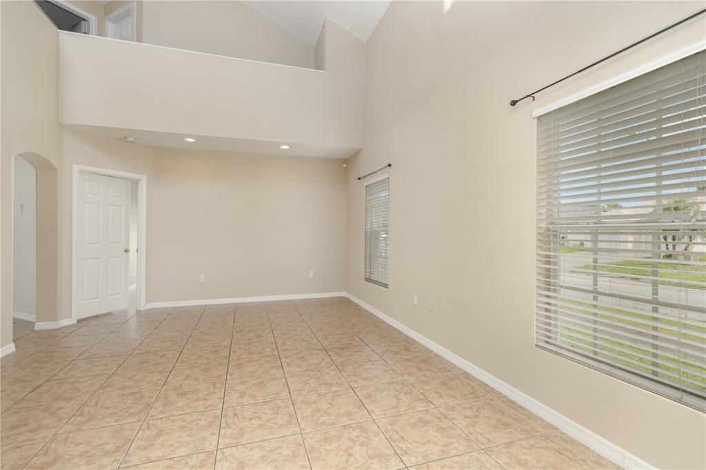 合同活跃: $324,900 (3 贝兹, 2 浴室, 1638 平方英尺)