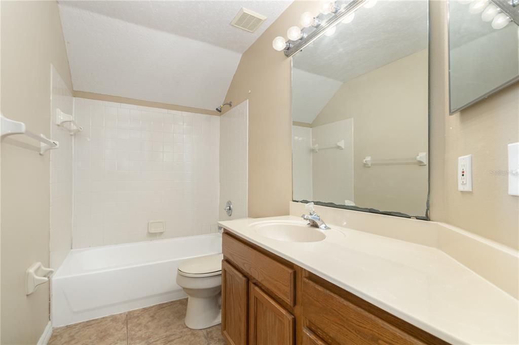 合同活跃: $324,900 (3 贝兹, 2 浴室, 1638 平方英尺)