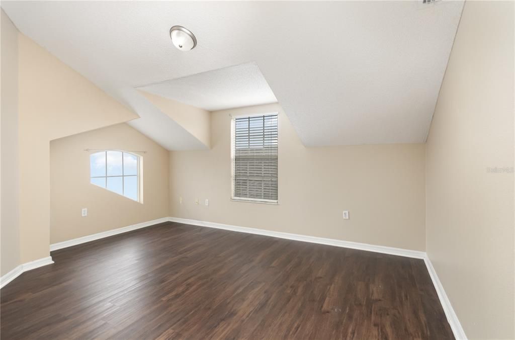 合同活跃: $324,900 (3 贝兹, 2 浴室, 1638 平方英尺)