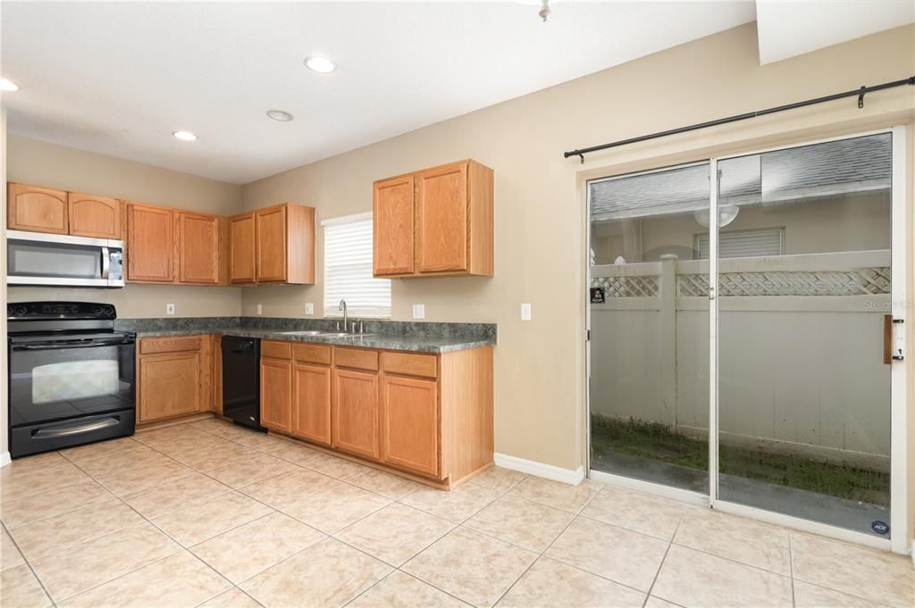 合同活跃: $324,900 (3 贝兹, 2 浴室, 1638 平方英尺)