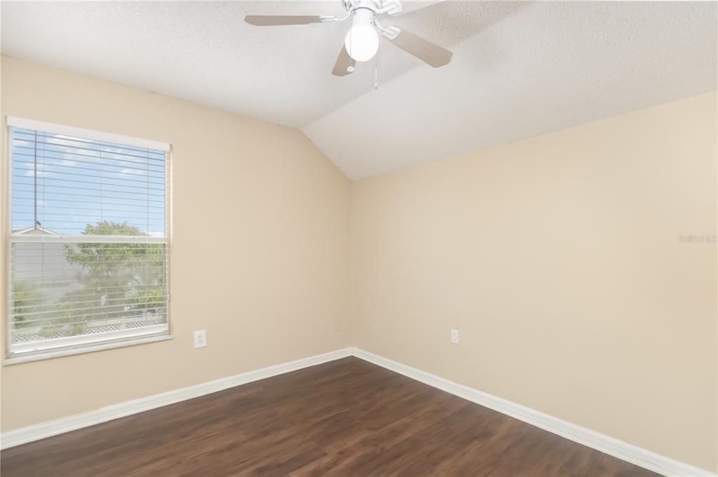 合同活跃: $324,900 (3 贝兹, 2 浴室, 1638 平方英尺)