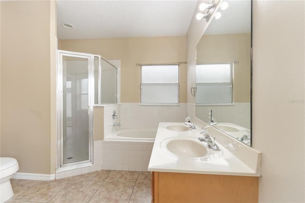 合同活跃: $324,900 (3 贝兹, 2 浴室, 1638 平方英尺)