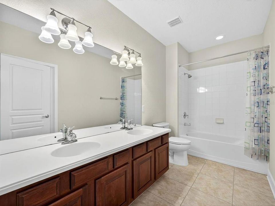 На продажу: $375,000 (3 спален, 2 ванн, 2402 Квадратных фут)