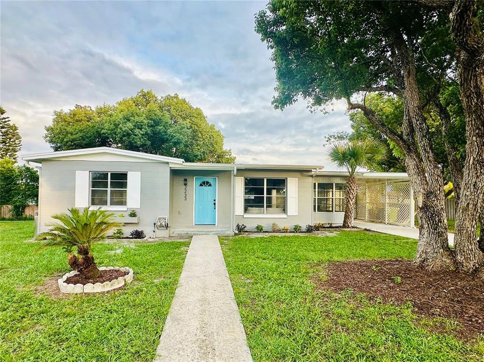 最近售出: $237,700 (2 贝兹, 1 浴室, 880 平方英尺)