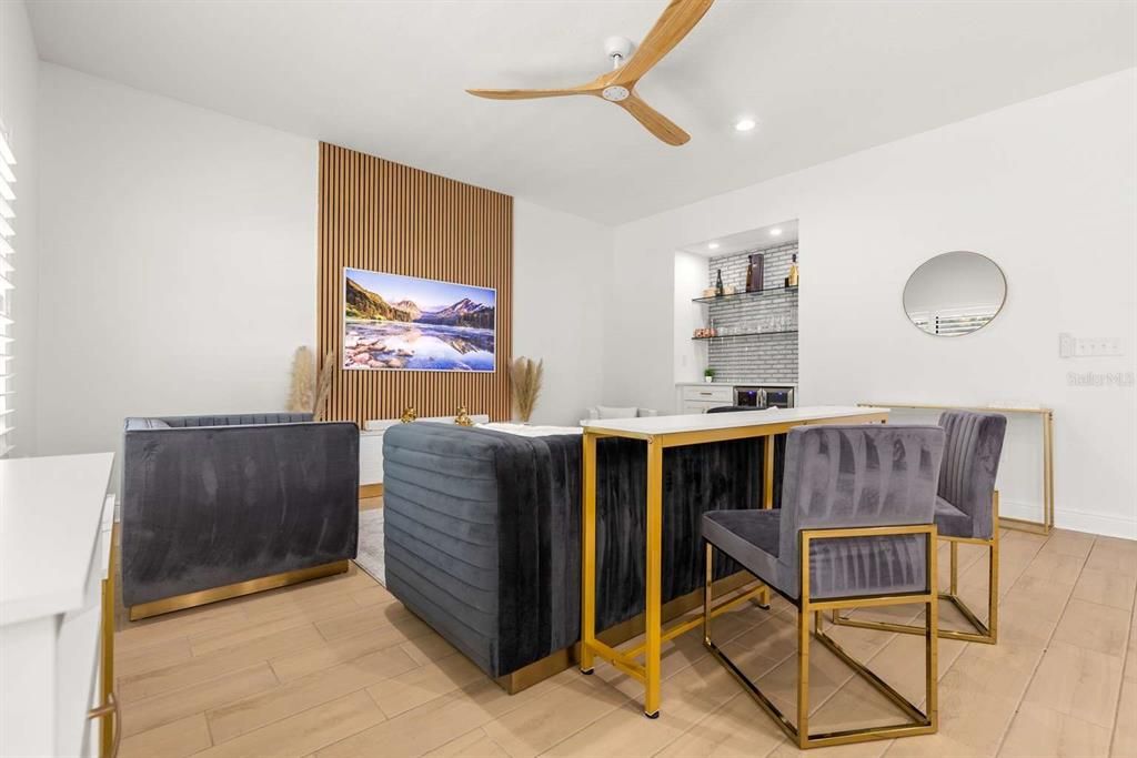 合同活跃: $6,500 (5 贝兹, 2 浴室, 2154 平方英尺)