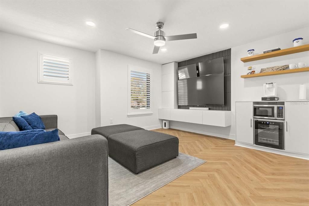 合同活跃: $6,500 (5 贝兹, 2 浴室, 2154 平方英尺)