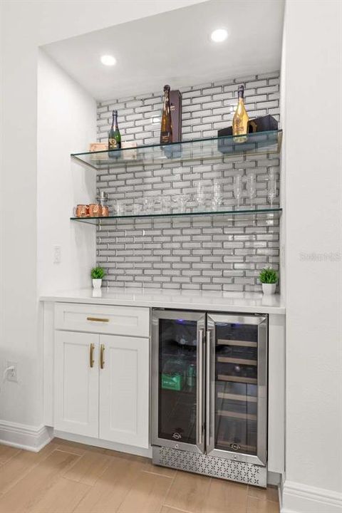 合同活跃: $6,500 (5 贝兹, 2 浴室, 2154 平方英尺)