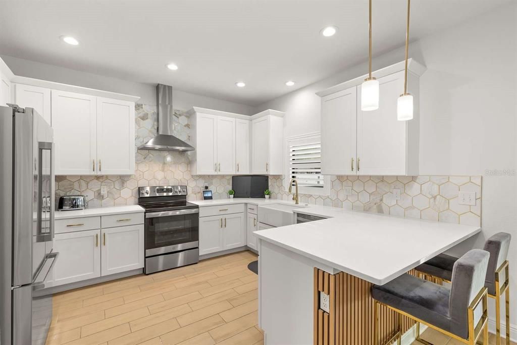 合同活跃: $6,500 (5 贝兹, 2 浴室, 2154 平方英尺)