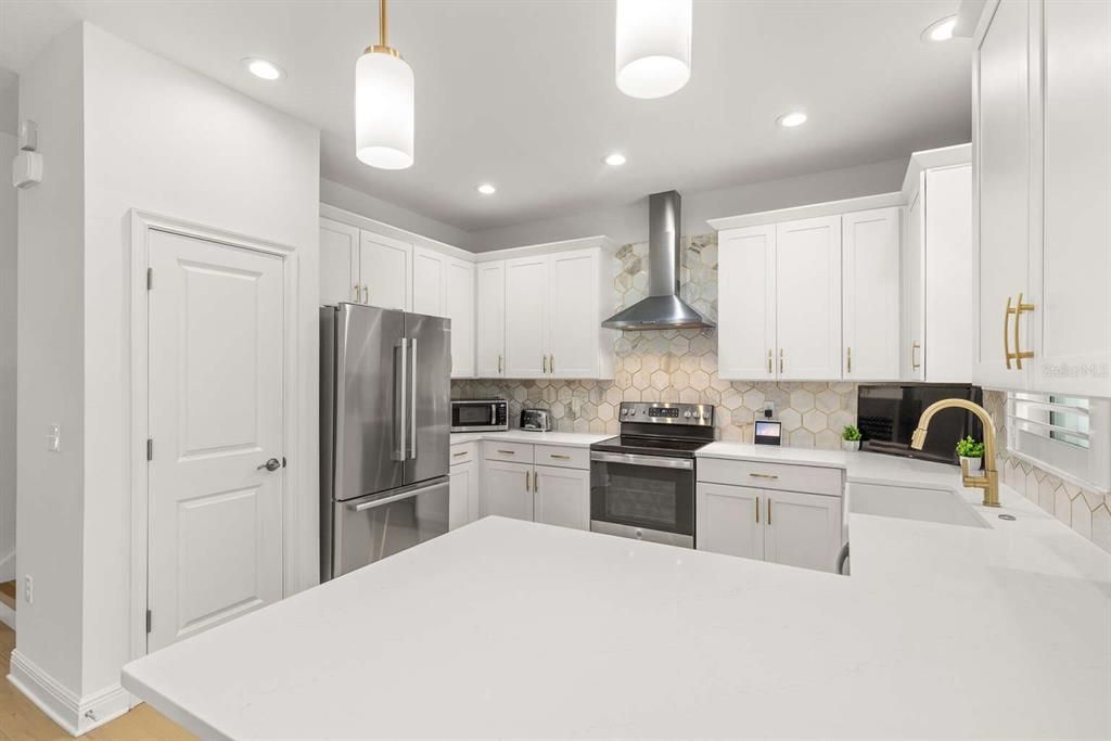 合同活跃: $6,500 (5 贝兹, 2 浴室, 2154 平方英尺)