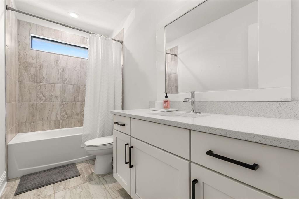 合同活跃: $6,500 (5 贝兹, 2 浴室, 2154 平方英尺)