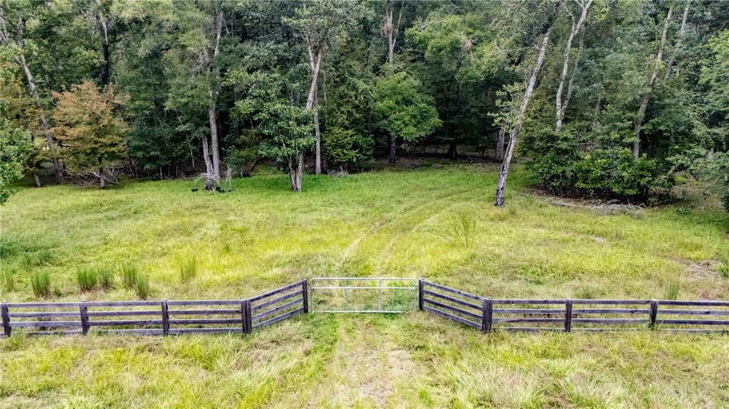 待售: $800,000 (13.72 acres)