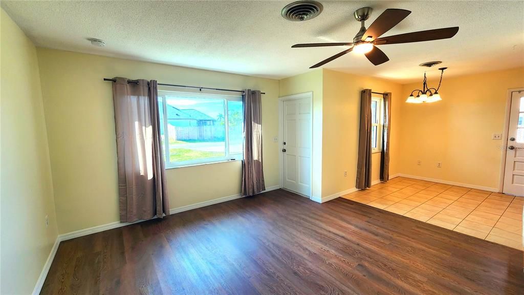 For Rent: $1,595 (2 beds, 1 baths, 875 Square Feet)