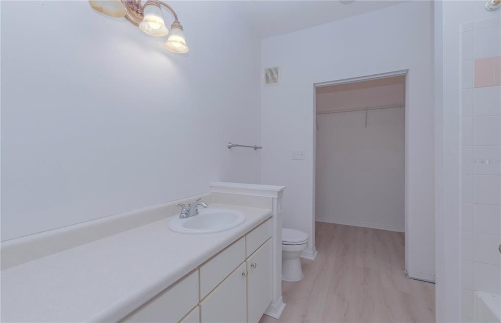 Activo con contrato: $180,000 (1 camas, 1 baños, 904 Pies cuadrados)