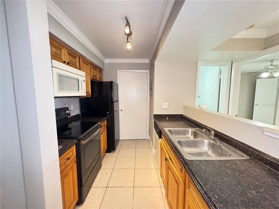 For Sale: $209,900 (2 beds, 2 baths, 937 Square Feet)