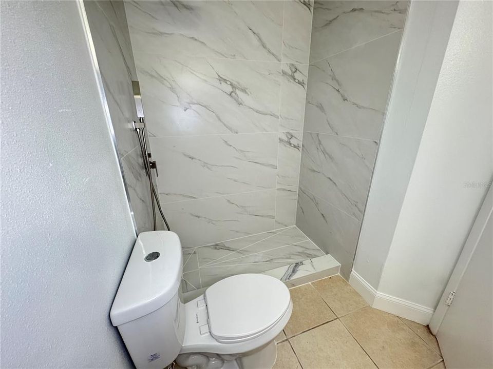 For Sale: $209,900 (2 beds, 2 baths, 937 Square Feet)