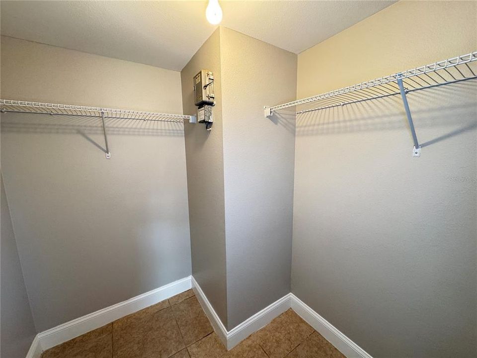 For Sale: $209,900 (2 beds, 2 baths, 937 Square Feet)