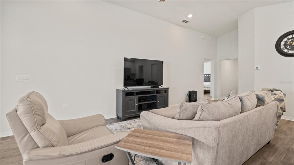 En Venta: $438,000 (4 camas, 2 baños, 2046 Pies cuadrados)