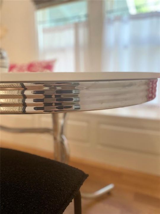 For Rent: $1,800 (2 beds, 1 baths, 1100 Square Feet)