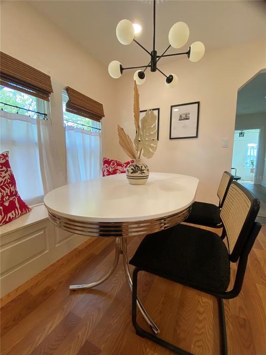 For Rent: $1,800 (2 beds, 1 baths, 1100 Square Feet)