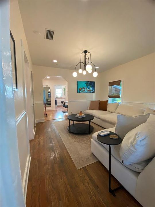 For Rent: $1,800 (2 beds, 1 baths, 1100 Square Feet)