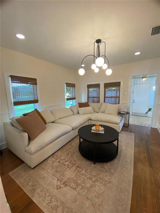 For Rent: $1,800 (2 beds, 1 baths, 1100 Square Feet)