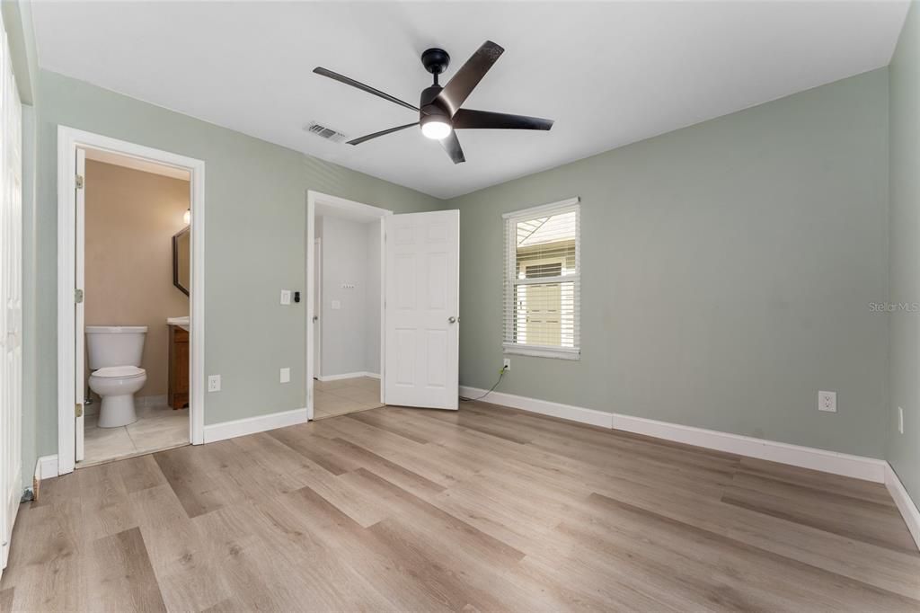 Active With Contract: $195,000 (2 beds, 2 baths, 1203 Square Feet)