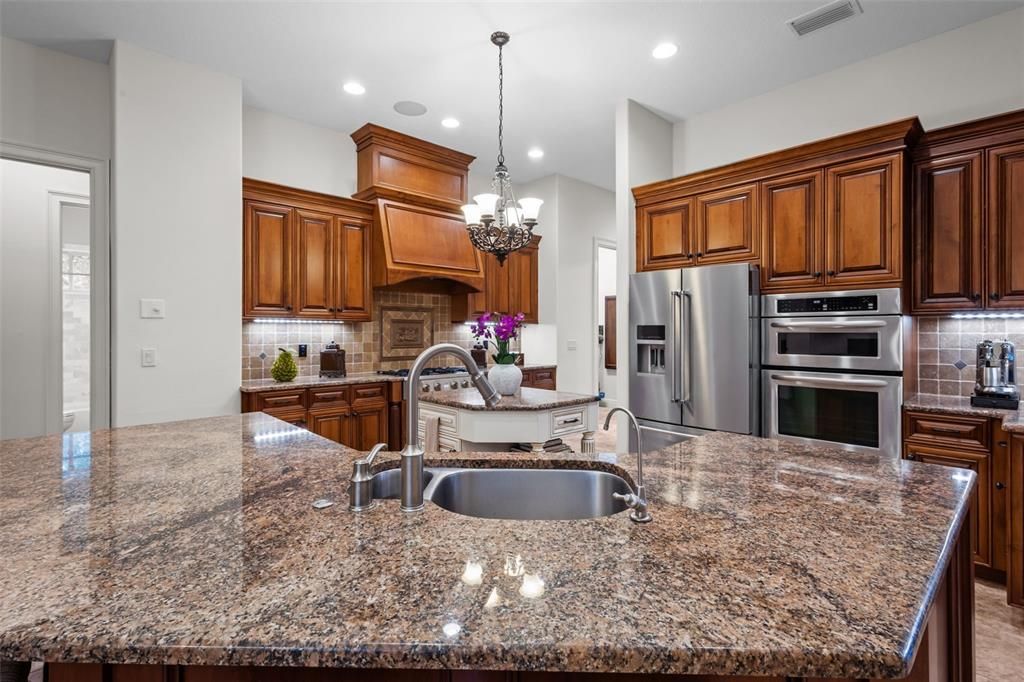 For Sale: $1,275,000 (6 beds, 4 baths, 4250 Square Feet)